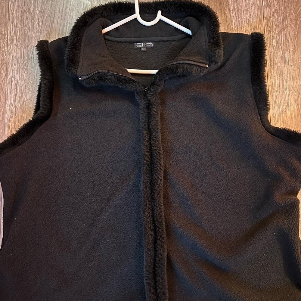 EFFECI-BLACK VEST W/ FUR TRIMMINGS